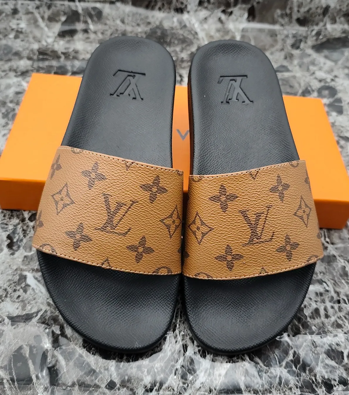 👟👟Ex-factory price 260👟👟 (available all year round), same style for men and women, size 35--48. Couple style🎗Louis Vuitton "LV" slippers, a much-anticipated one, so beautiful that it will melt your hearts❤! It is simply a masterpiece of extraordinary craftsmanship. It is a must-have for everyone. It is made by open mold. It feels Q-bounce and super soft on the feet. It is super delicate on the feet. It is an exclusive model. There are many layouts, so there is always one you like🎉🎉